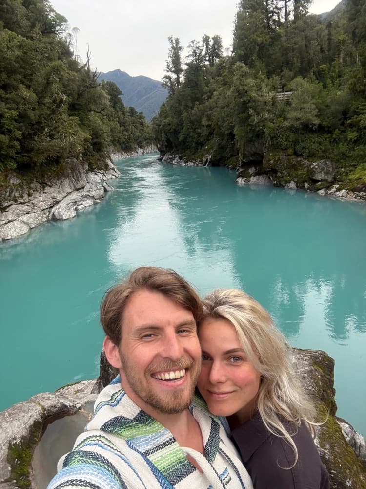 Jort and Margot, hosts of the Tūī camper, beside the turquoise Hokitika Gorge in New Zealand